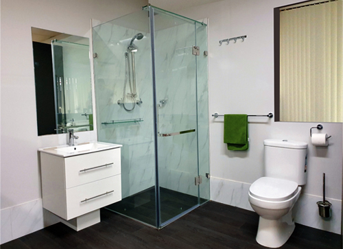 Deluxe bathroom with accessories